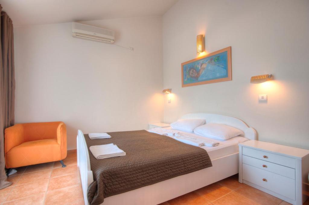 Rúm í herbergi á Apartments and Rooms Teona
