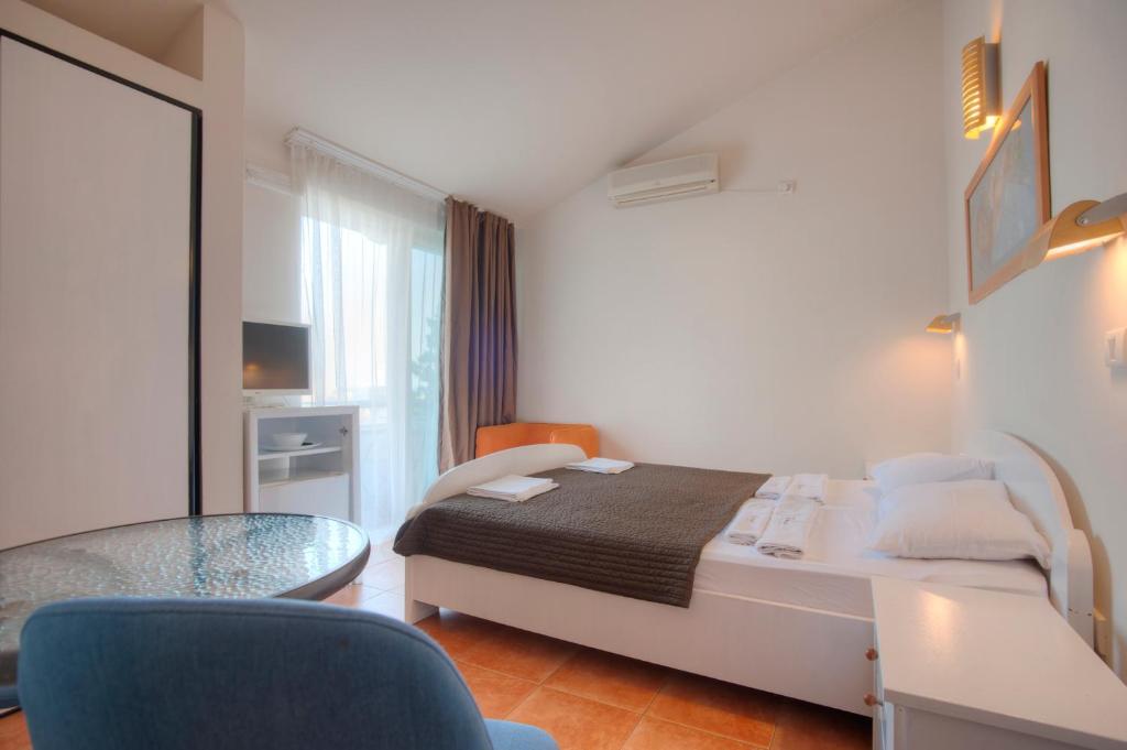 Rúm í herbergi á Apartments and Rooms Teona