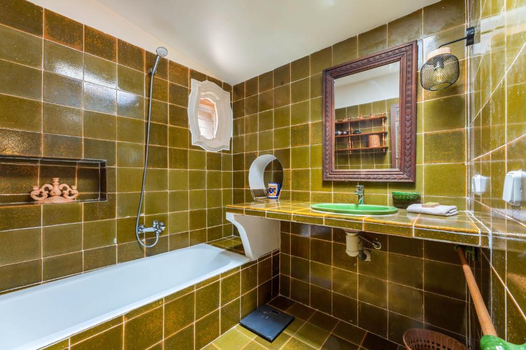 A bathroom at El Palomar