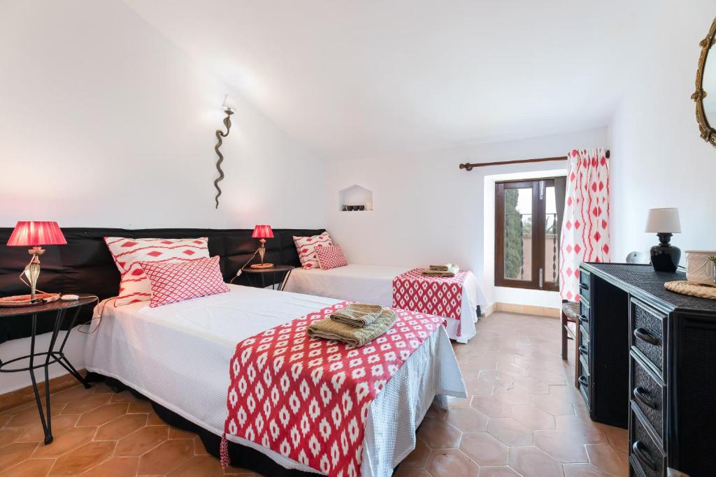 A bed or beds in a room at El Palomar