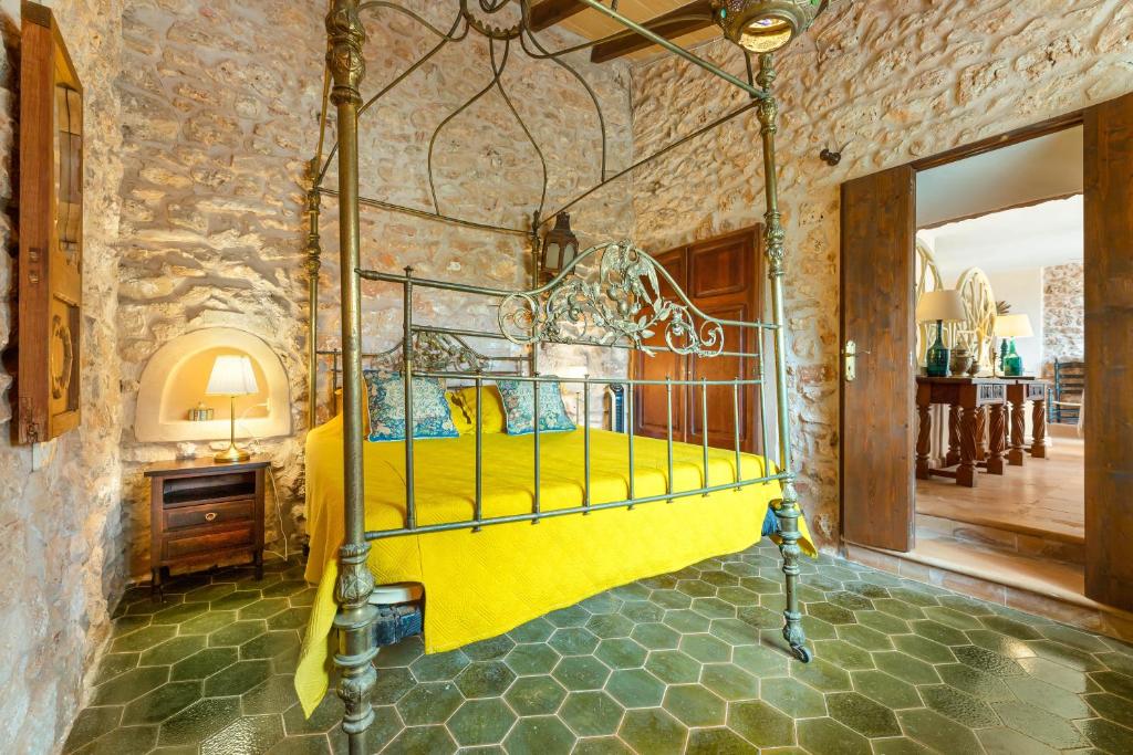 A bed or beds in a room at El Palomar