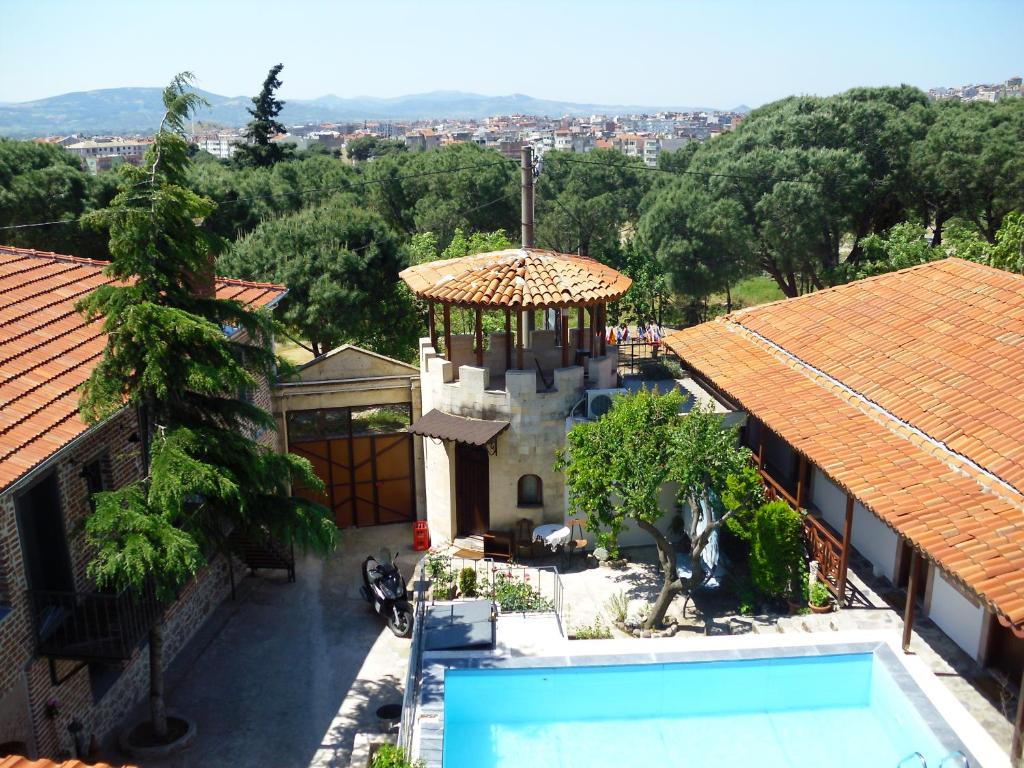 eine Luftansicht eines Hauses mit Pool in der Unterkunft Akropolis Guest House in Bergama