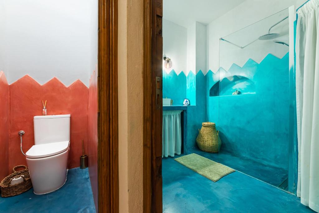 A bathroom at El Palomar