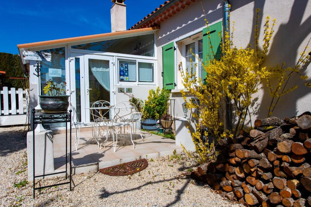 Gite De La Sueur Au Bonheur - Studio With Pool View