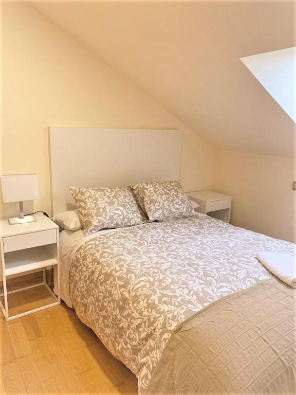 Posteľ alebo postele v izbe v ubytovaní Apartamentos Del Pisuerga