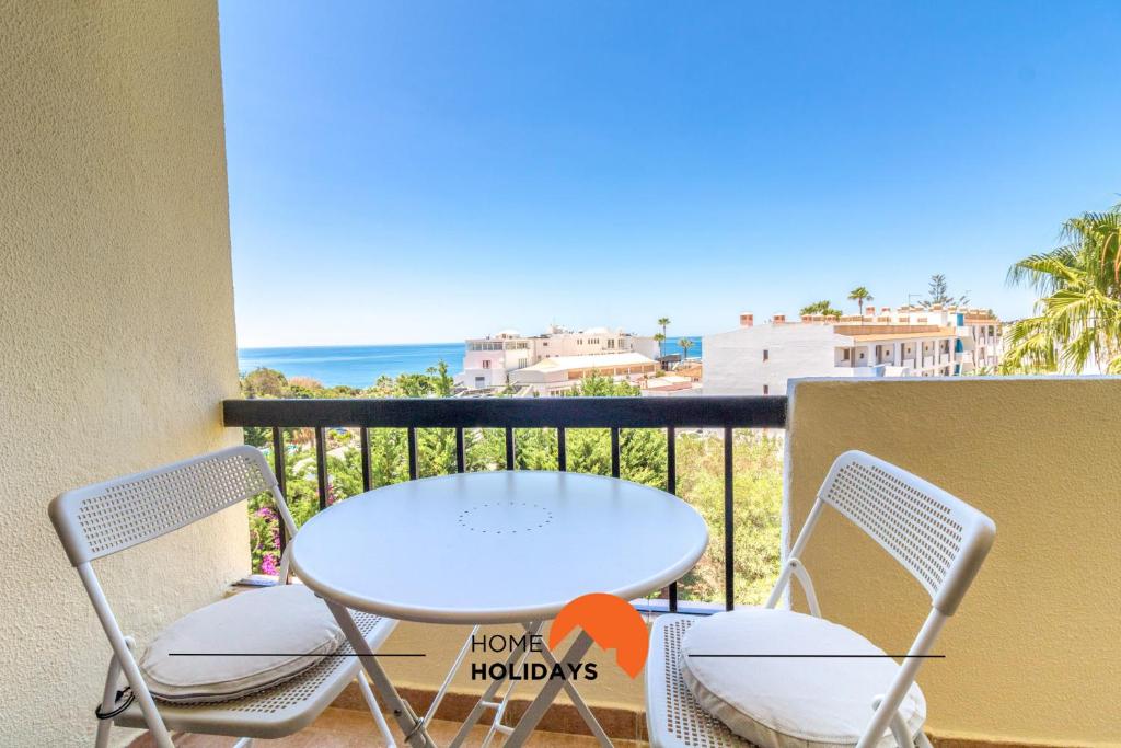 d'une table et de chaises sur un balcon donnant sur l'océan. dans l'établissement #063 Beach Flat with Sea View Balcony, AC, à Albufeira