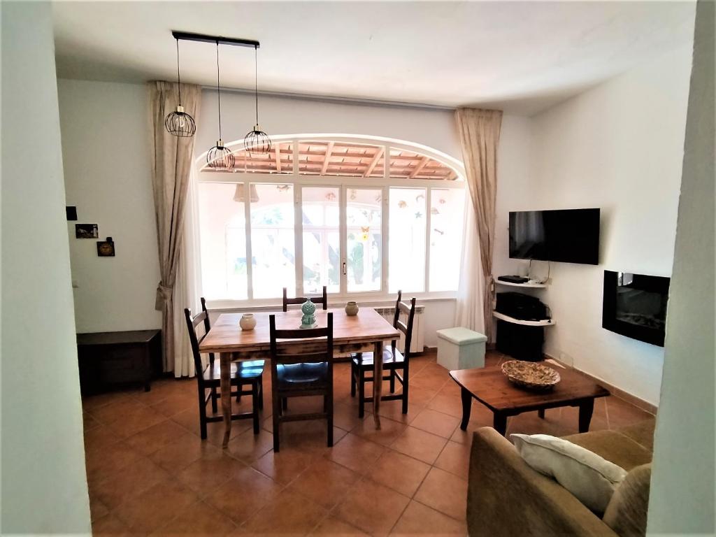 TV a/nebo společenská místnost v ubytování Villa Rosa Sea View