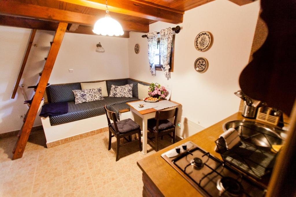 Lovasberény的住宿－Dióliget - Zöld Dió Házikó，客厅配有沙发和桌子