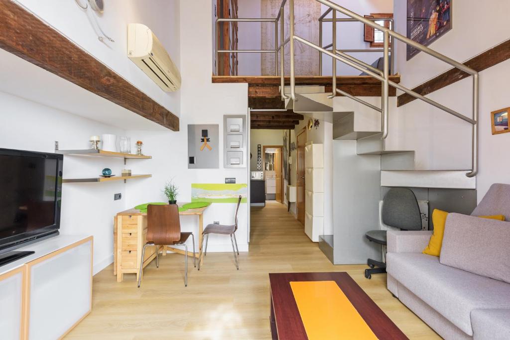 マラガにあるLoft de un arquitectoのソファとテーブルのあるリビングルーム