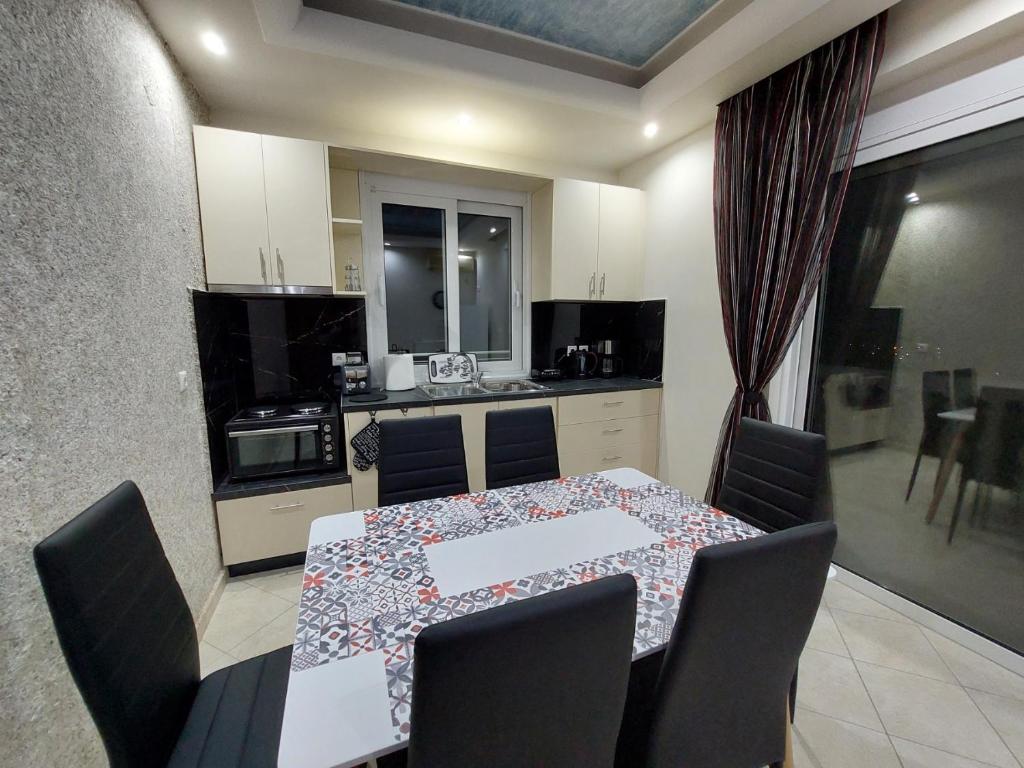 kuchnia ze stołem i krzesłami oraz kuchnia z jadalnią w obiekcie Διαμερισμα με θεα Ερετρια w Erétrii