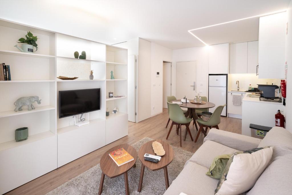 een woonkamer met een bank en een tafel bij MAM HEAT Apartments - Viana City Centre in Viana do Castelo