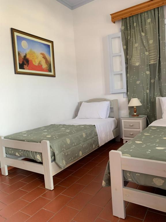 Postel nebo postele na pokoji v ubytování Patmos Maria Studios