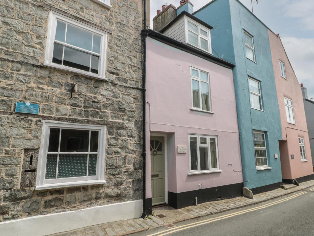 uma fila de casas coloridas numa rua em Lavender Cottage em Lyme Regis