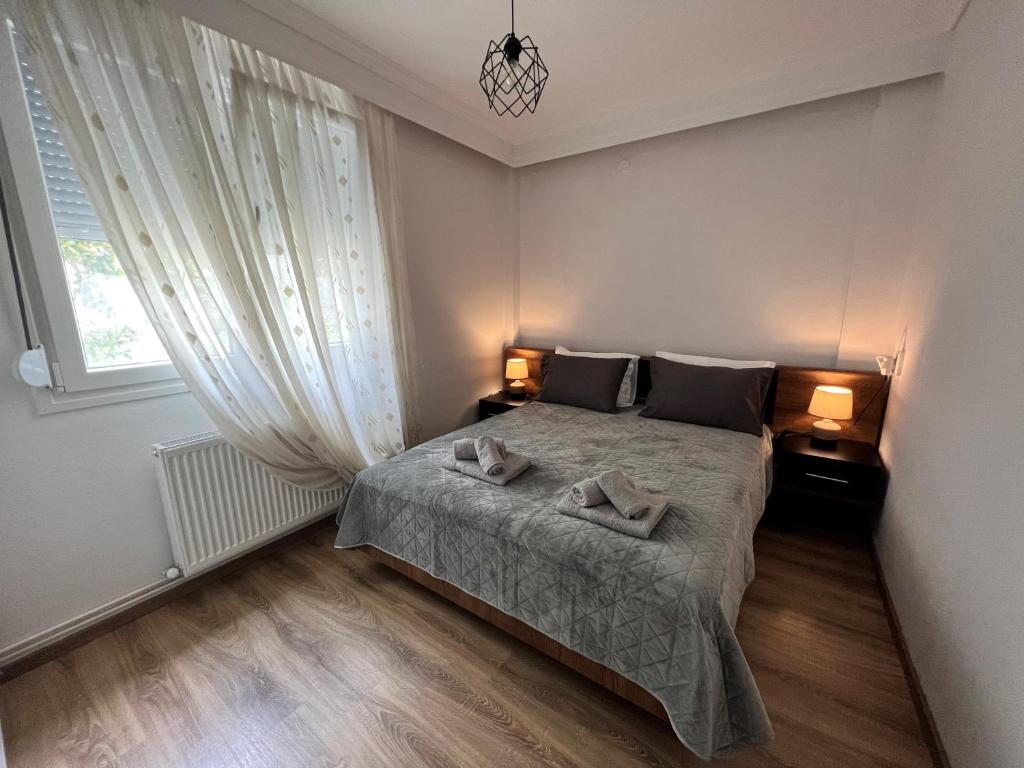 ネア・ミカニオーナにあるMone Apartmentのベッドとタオル2枚のある寝室