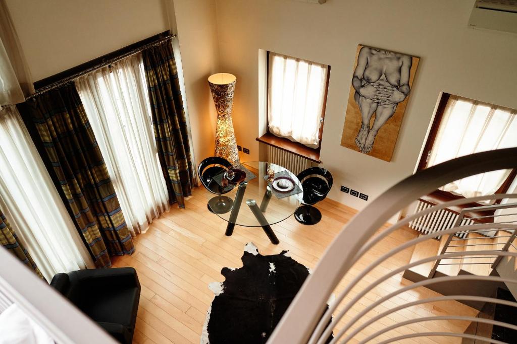 an overhead view of a living room with a room with a floor at Ad Sidera in Pastrengo