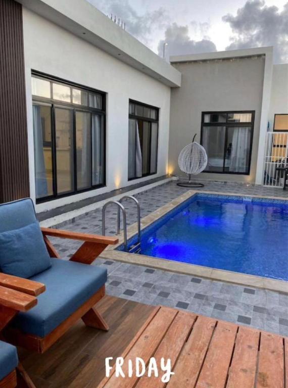 شاليهات أبيات الفندقية في الباحة: مسبح في الحديقة الخلفية للمنزل