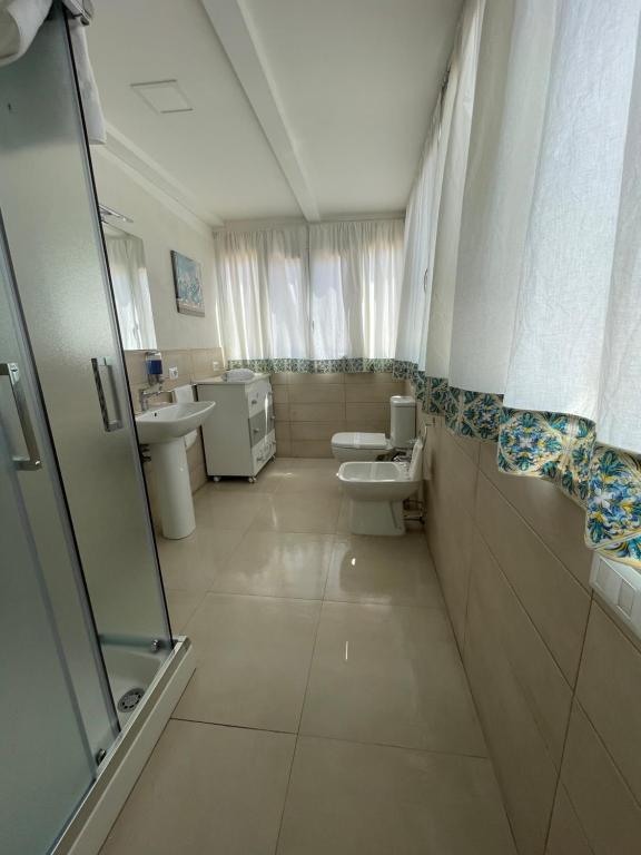 Koupelna v ubytování -DIMARTINO HOME- Posizione centrale 9 min da Marzamemi San Lorenzo Portopalo di Capo Passero