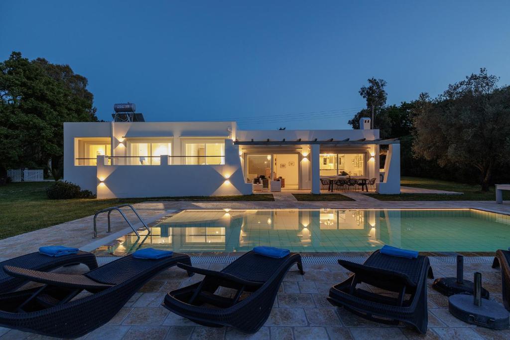 カシオピにあるVilla Rosemarineのヴィラ(家の前にスイミングプール付)