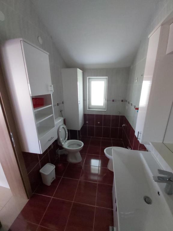 La petite salle de bains est pourvue de toilettes et d'un lavabo. dans l'établissement APARTMENTS KRAPEC3, à Ježdovec