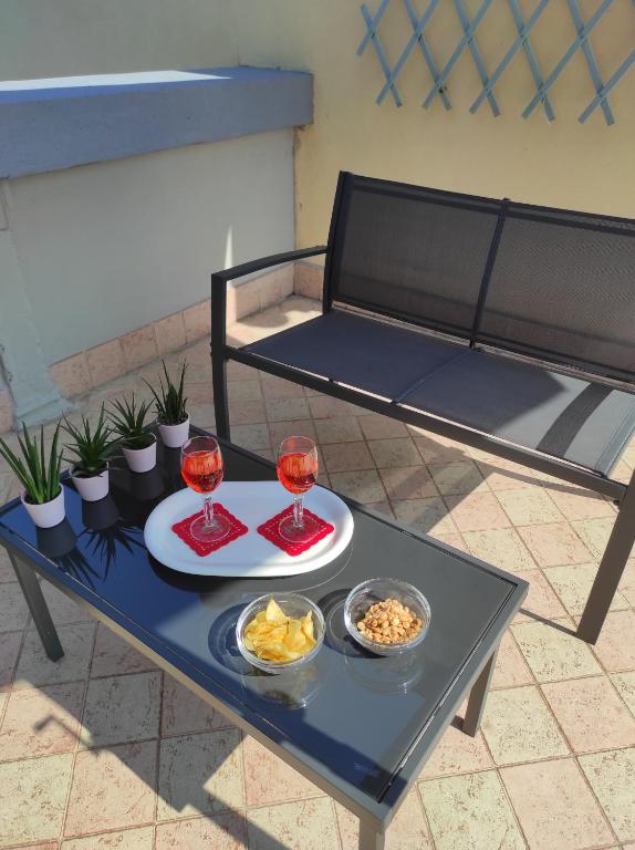 - une table avec deux verres de vin et de nourriture dans l'établissement Casa Crispi, à Chioggia