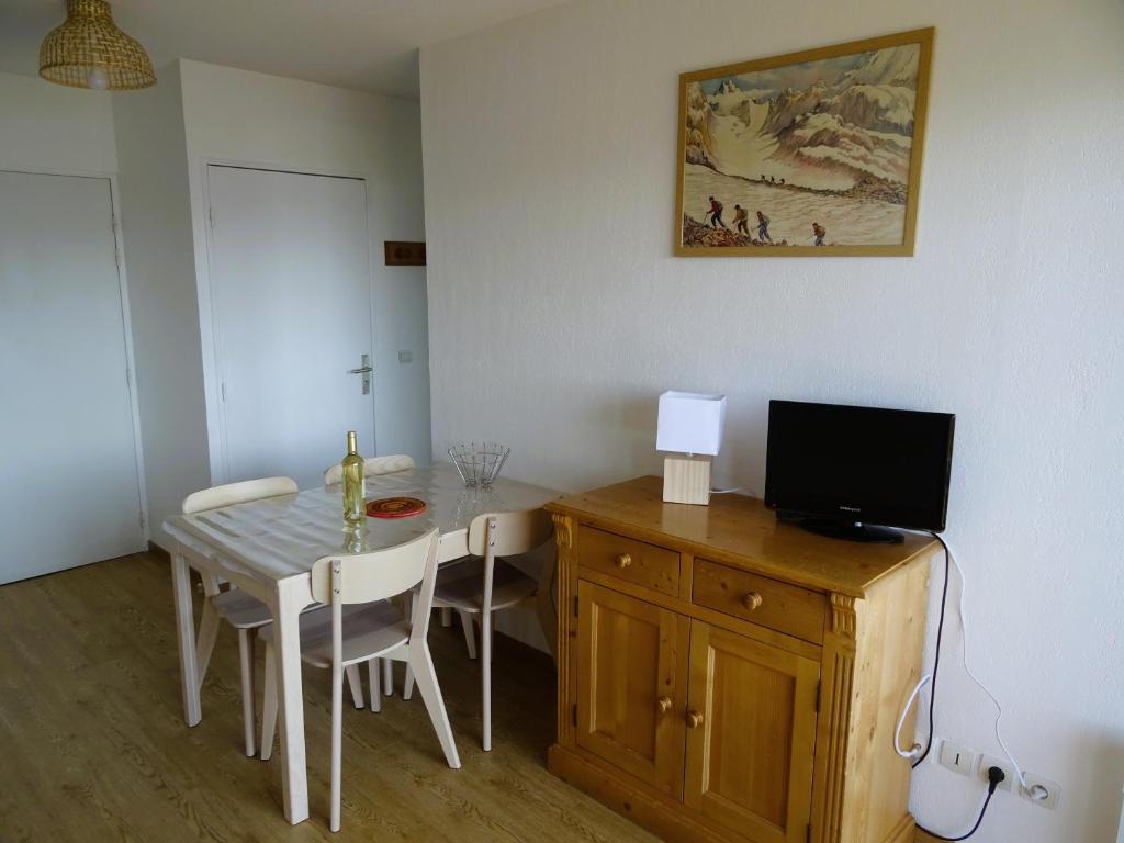 TV a/nebo společenská místnost v ubytování Bel appartement - superbe vue - piscine