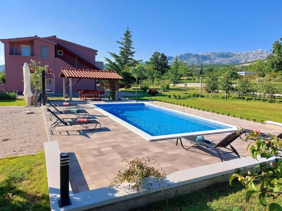 ein Pool vor einem Haus in der Unterkunft VILLA DOLA near Split - private pool, orchard, peace in Dicmo