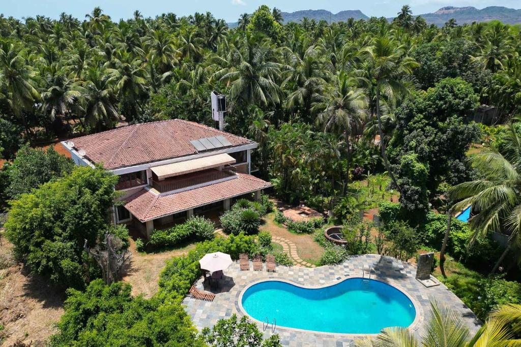 een luchtzicht op een resort met een zwembad bij StayVista at Tranquil Bay- Exclusive getaway in Alibaug in Alibaug