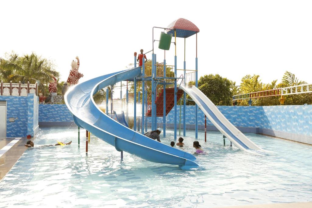 Bazén v ubytování Aapno Ghar Resort & Amusement Park nebo v jeho okolí