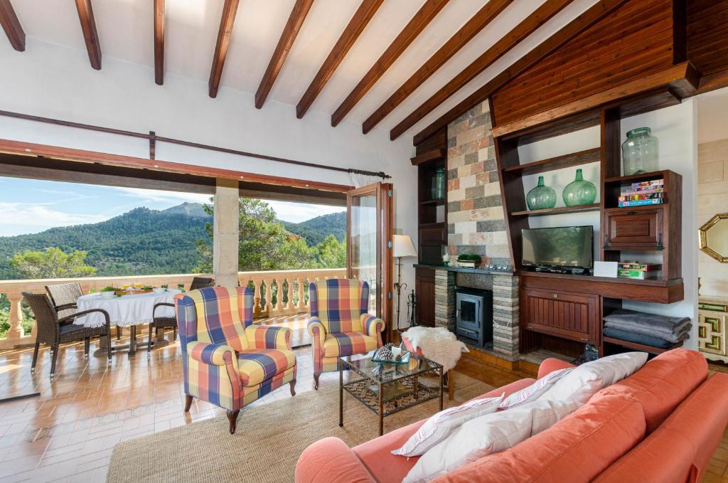 Nespecifikovaný výhled na hory nebo výhled na hory při pohledu z prázdninového domu