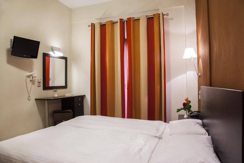 Postel nebo postele na pokoji v ubytování Hotel Meteoritis