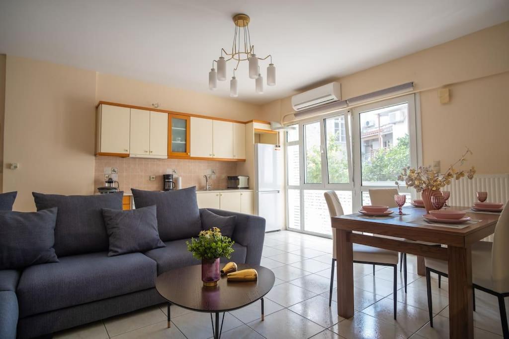 ein Wohnzimmer mit einem blauen Sofa und einem Tisch in der Unterkunft Thetis Luxury Apartment in Samos