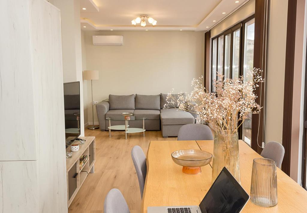 un soggiorno con tavolo e computer portatile di Seaview Haven - Elegant 2BD Flat in Balchik by Flat Mаnager a Balchik