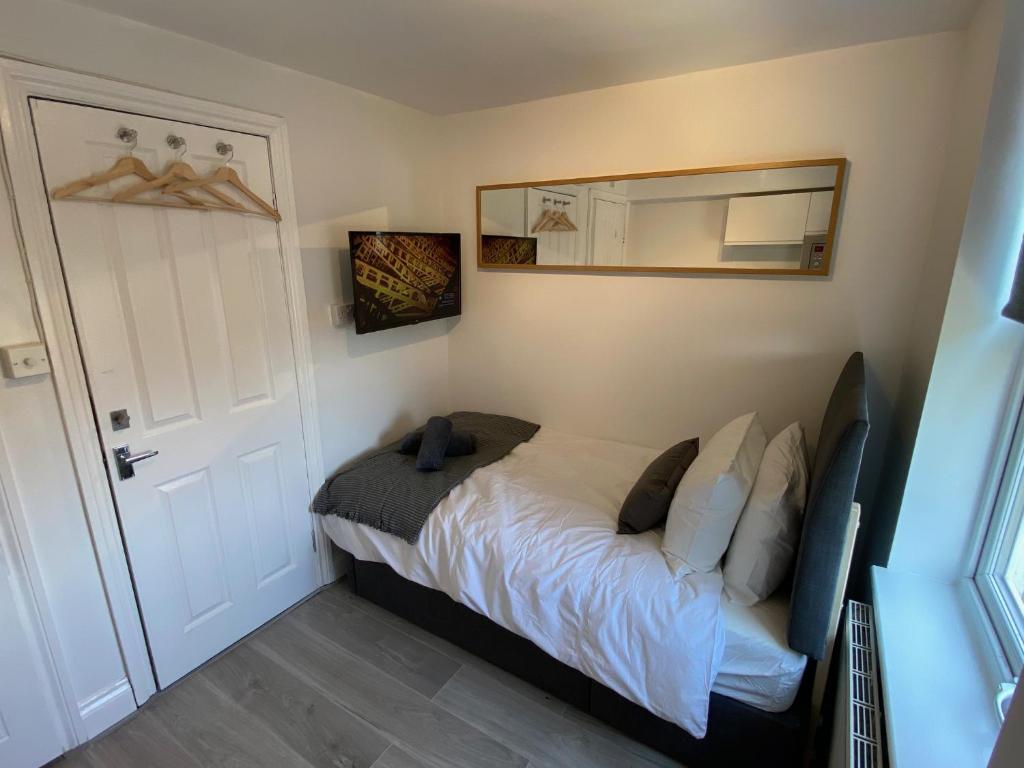 London Studios Very Close to Central Line Underground Shepherds Bush and Westfield Newly Refurbished - Small Single Room