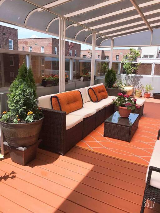 kanapę siedzącą na patio w budynku w obiekcie Beautiful 1 bd apartment in the heart of Brooklyn. w mieście Brooklyn