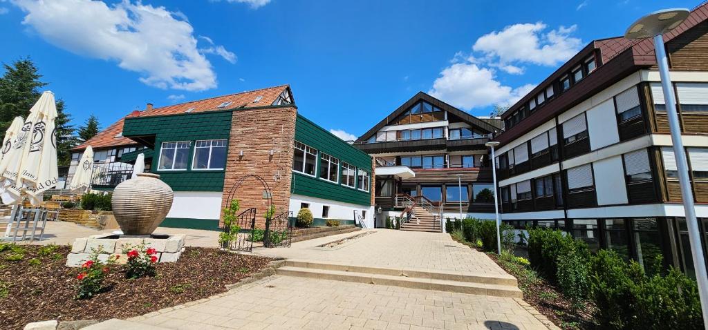 een groep gebouwen met een vaas op een binnenplaats bij Schwaben Hotel Ebnisee in Ebni