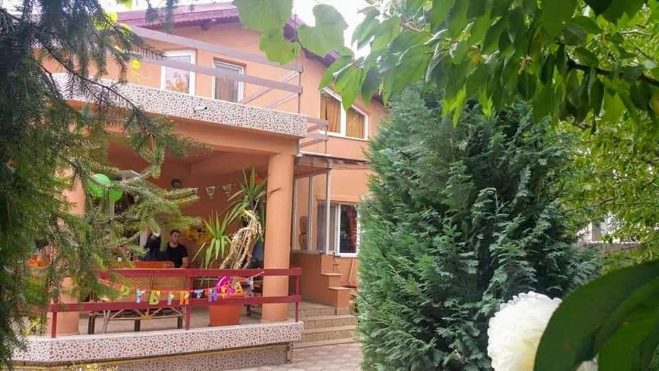 Curtea cu Prieteni