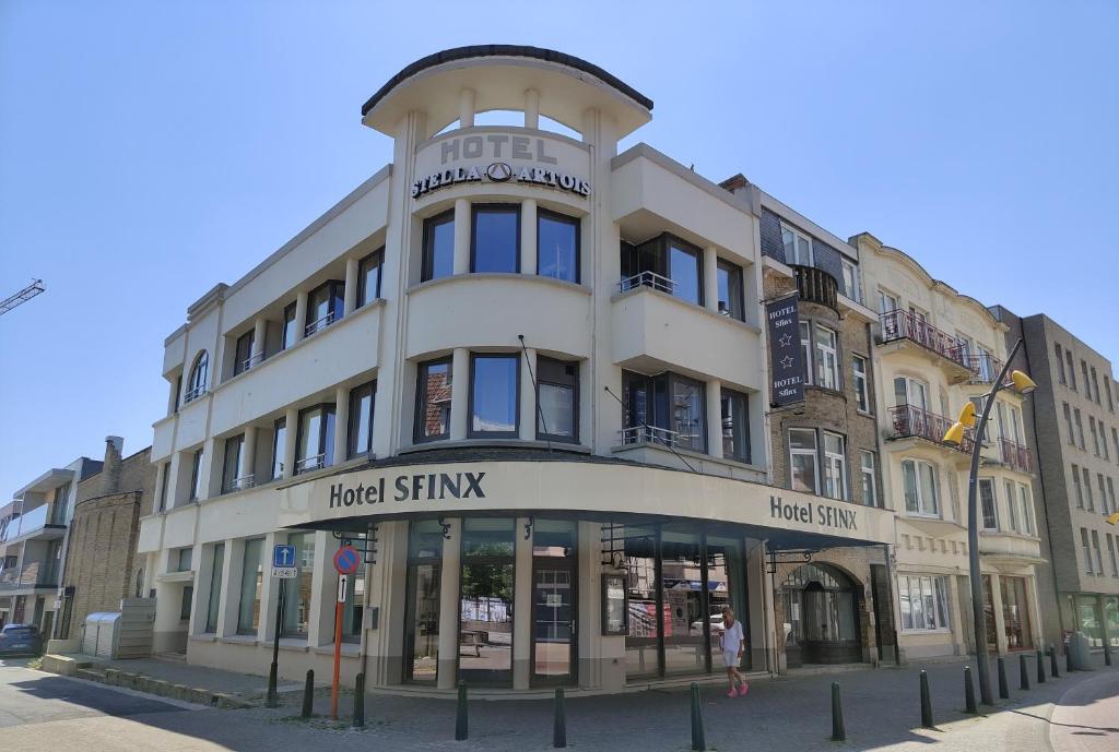 ein Gebäude an der Ecke einer Straße in der Unterkunft Hotel Sfinx in De Panne