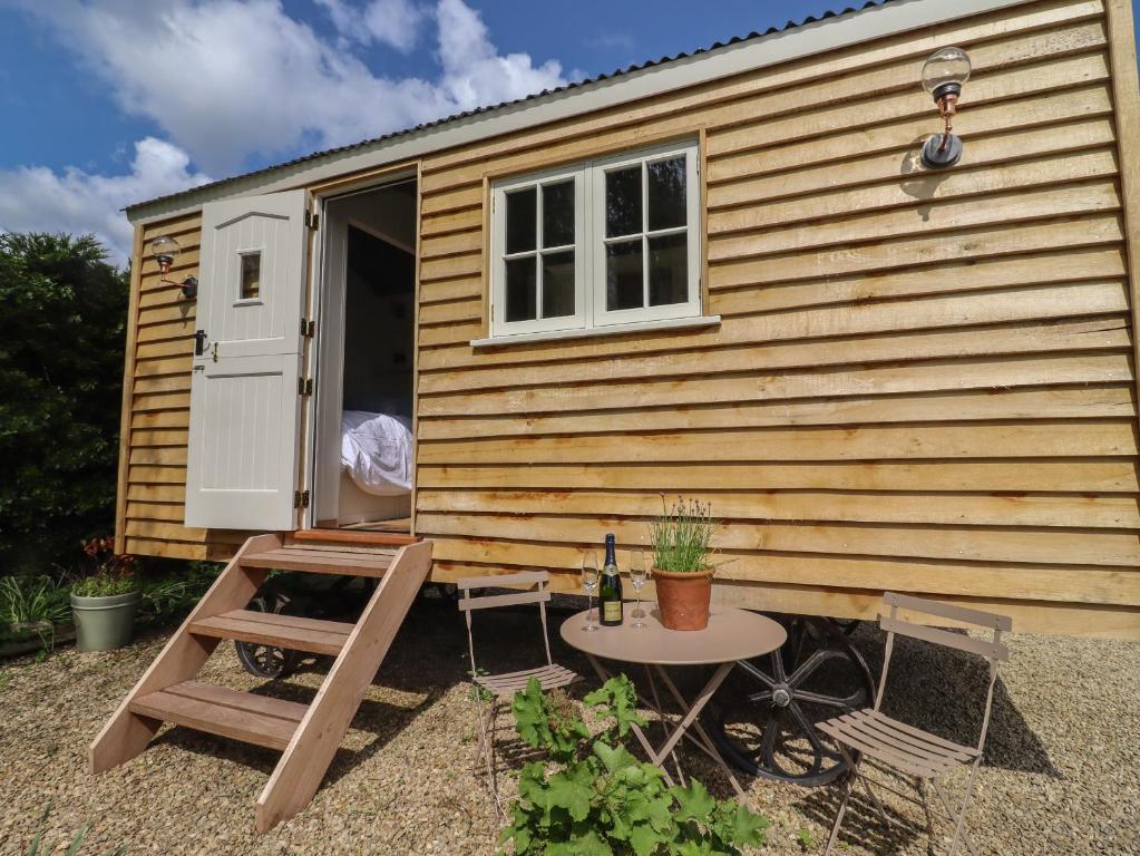 a tiny house with a table and a window at The Hares Rest in Shipston-on-Stour