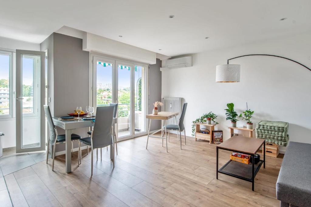 un salon avec une table et des chaises dans l'établissement Appartement Lauriers - Welkeys, à Antibes