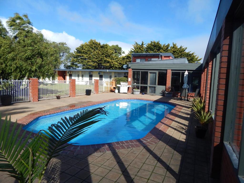a swimming pool in the backyard of a house at Kingston Lobster Motel in Kingston South East