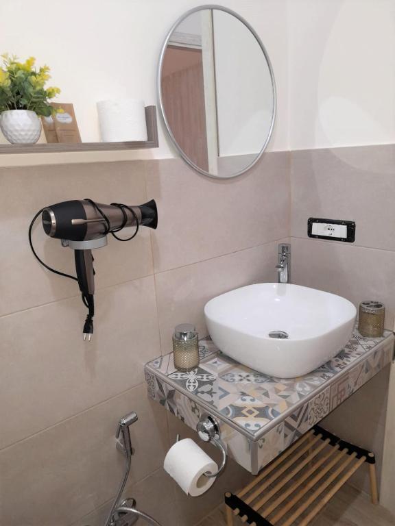 A bathroom at L'antico borgo