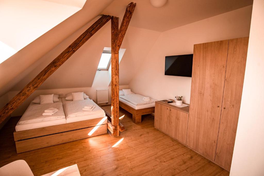 Postel nebo postele na pokoji v ubytování Penzion Panský dvůr Telč