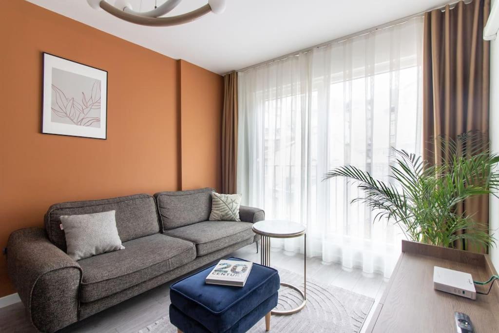 Charming and Chic 2BR w Parking #84