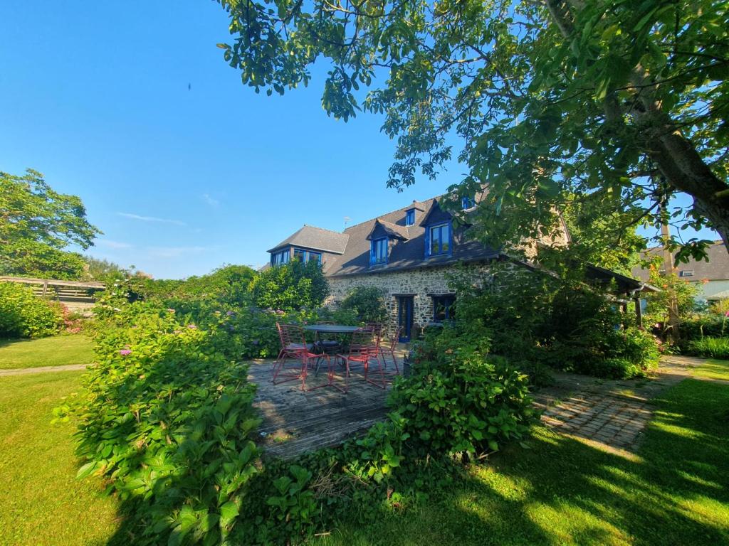 Zahrada ubytování Maison en pierre dans son nid de verdure