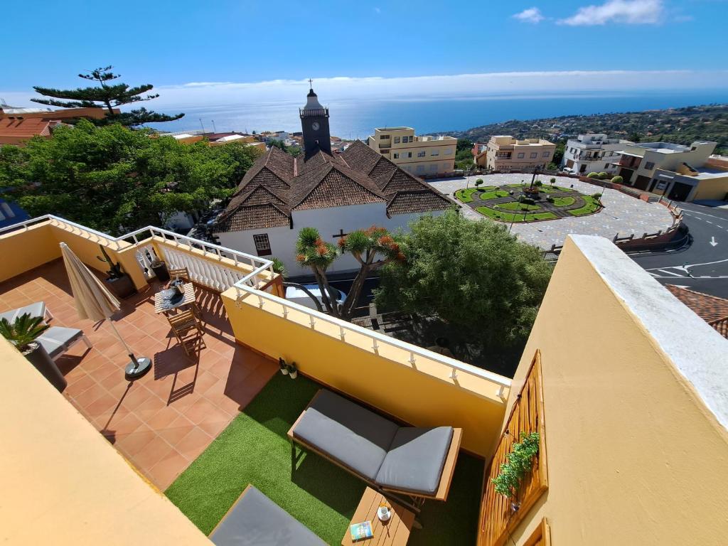 a balcony of a house with a view of the ocean at La Casita del Arco Ático in San Pedro