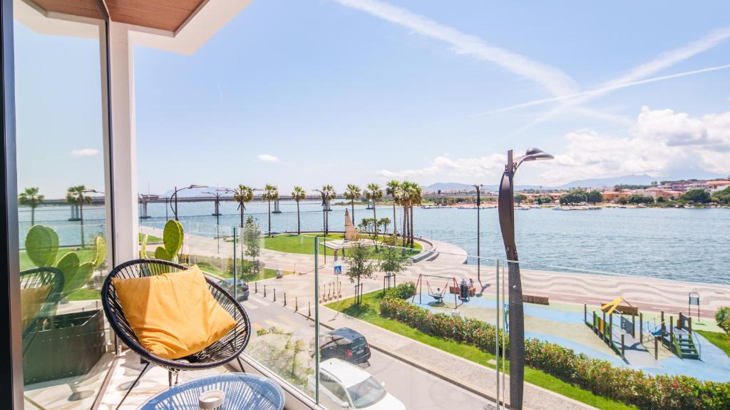 a balcony with chairs and a view of the water at Welcomely - Affittacamere Seamphony Rooms in Olbia