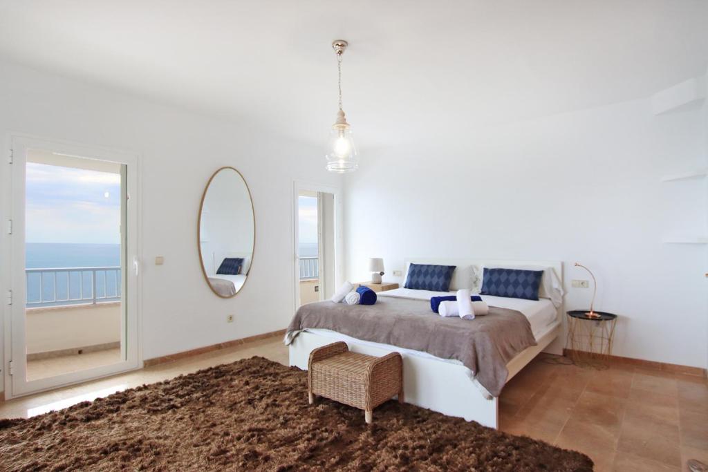Postel nebo postele na pokoji v ubytování Villa Can Biel Canyamel by Slow Villas