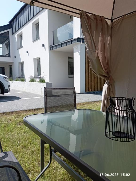 una mesa de cristal frente a una casa en STUDIO 102, en Bachowice