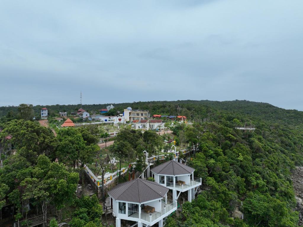 una vista aérea de un complejo en el bosque en ThmorDa Resort en Koh Rong Sanloem