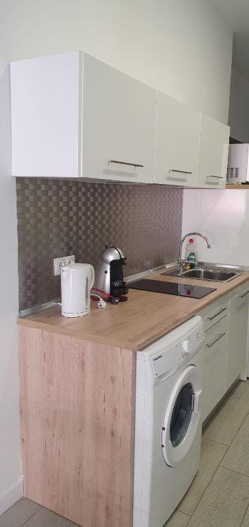 A kitchen or kitchenette at HERMOSO PISO a 3 min de la ESTACION DE BUS Y TREN AVE